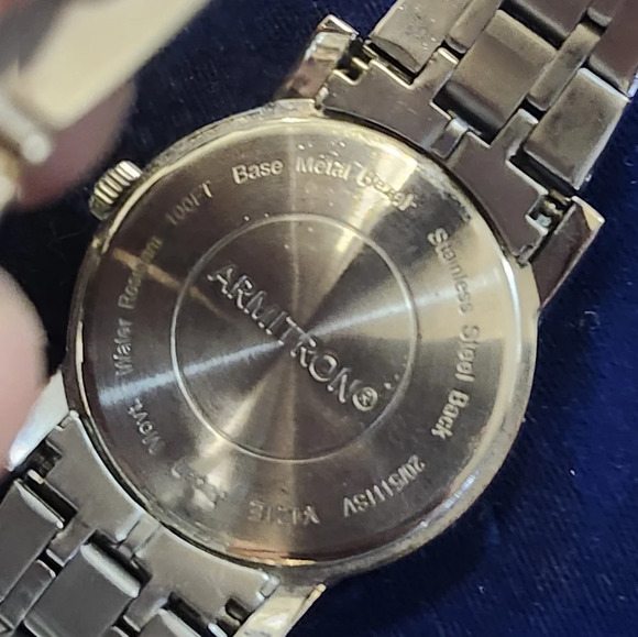 Armitron water resistant mens watch - Picture 8 of 8